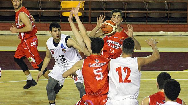 Lance en l partido de ida entre Fundación y La Flecha.
