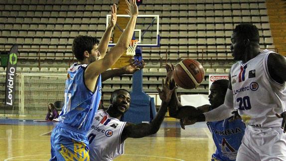 Un lance del partido entre Agustinos y Queso Zamorano.