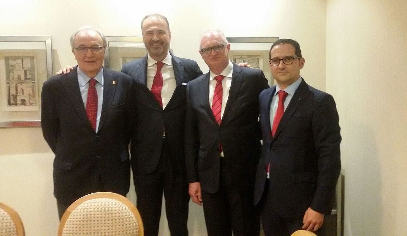 Representantes del Santander, durante la firma del acuerdo.