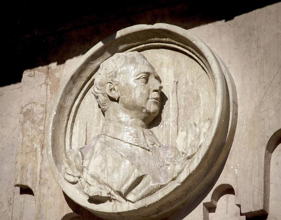 Medallón dedicado a Francisco Franco en la Plaza Mayor de Salamanca. 