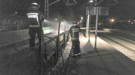 Los bomberos proceden a la extinción en Santas Martas.