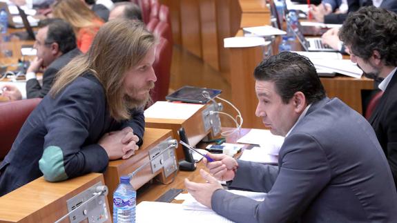 Pablo Fernández conversa con Luis Mariano Santos este miércoles en el pleno de las Cortes.