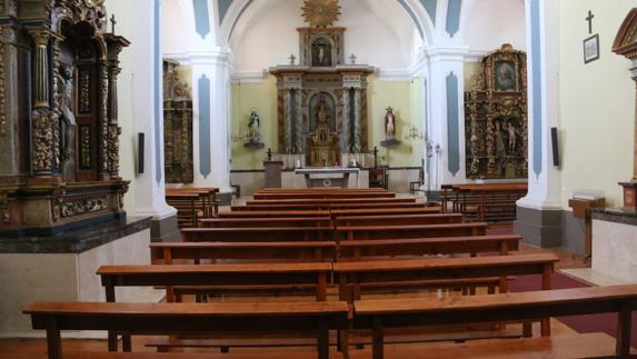 Interior de la Iglesia con los bancos cortados por Don Carlos.