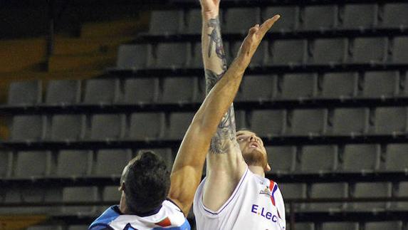 Crook pelea un rebote ante Queso Zamorano.