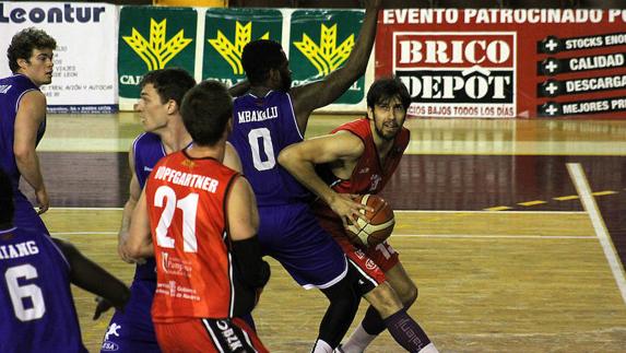 Mbamalu trata de defender una jugada.