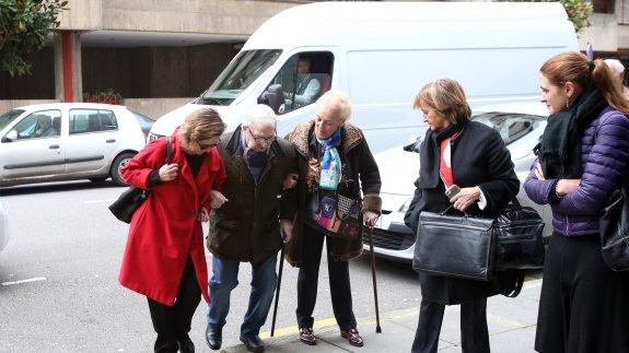 Fernández Villa es ayudado por su abogada y su esposa a su llegada a los juzgados el pasado 3 de marzo.