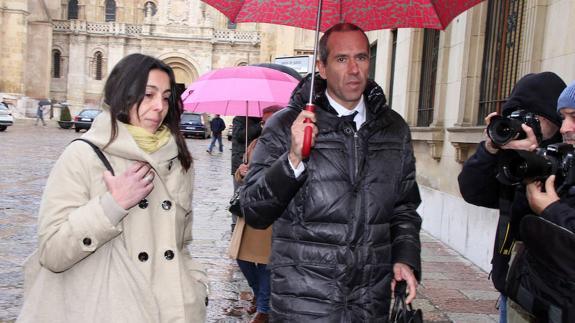 Raquel Gago accediendo a la Audiencia Provincial de León.