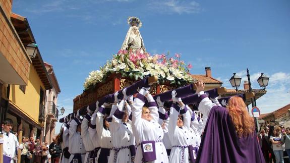 Uno de los pasos, llevado por braceras. 