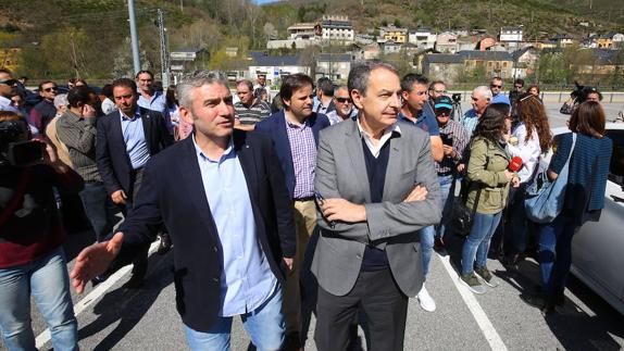 Zapatero, en su visita a Igüeña.