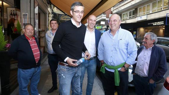 Eduardo Madina, en su llegada al Salón de Actos del Ayuntamiento de León.