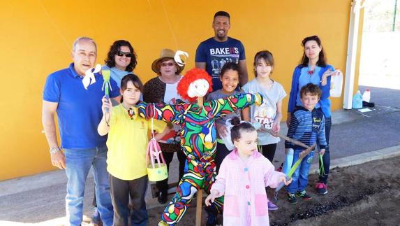 Los niños del CRA de Quilós, en el huerto.