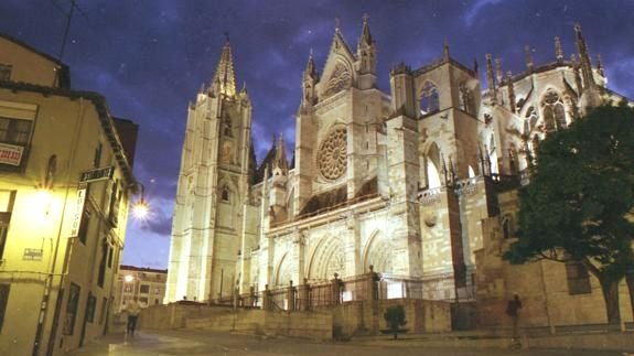 Vista nocturna de la Catedral de León.