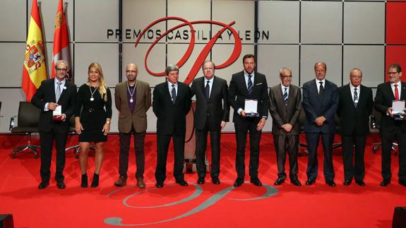 El presidente de la Junta, Juan Vicente Herrera, posa junto a los galardonados con los Premios Castilla y León 2016 y de la Medalla de Oro a la Universidad de Salamanca. 