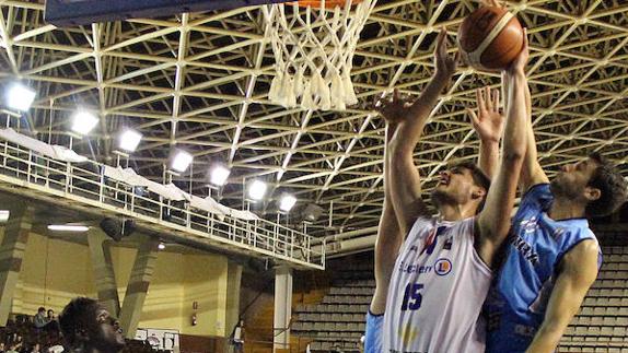Sergio Martínez entrando a canasta.