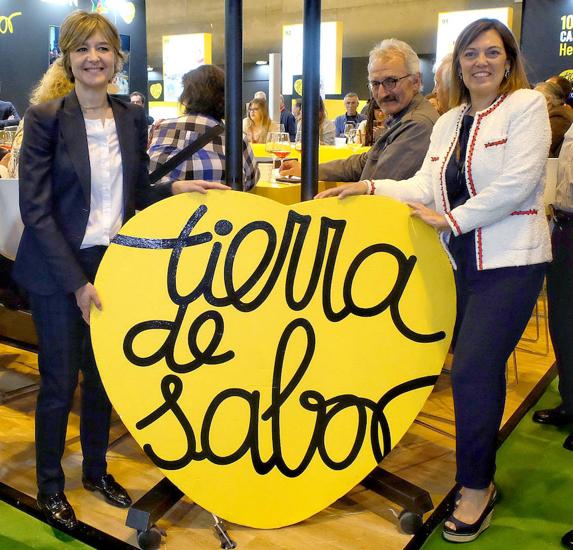 Isabel García Tejerina y MIlagros Marcos, en el stand de Tierra de Sabor, que alberga 721 empresas de la Comunidad, del 31 Salón de Gourmets. 