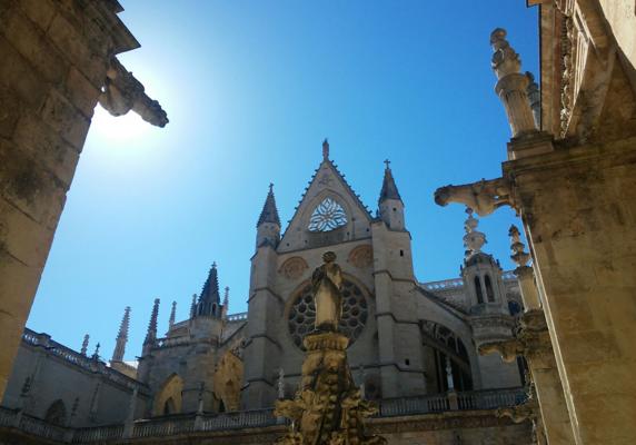 La Catedral de León vista desde el claustro. 