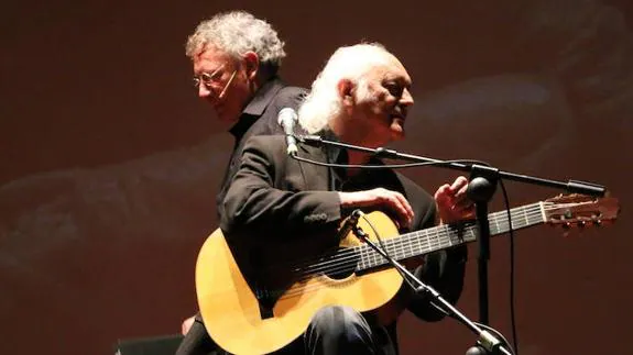 Juan Carlos Mestre y Amancio Prada rinden un tributo a Antonio Pereira. 