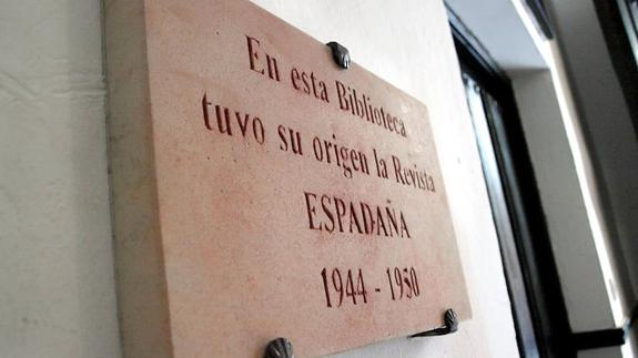 Placa a la entrada de la Biblioteca Azcárate.