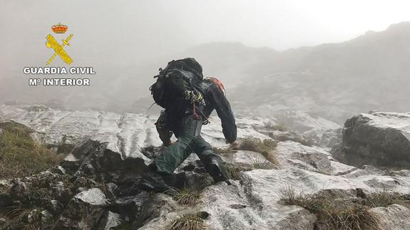 Efectivos del Greim durante el rescate.