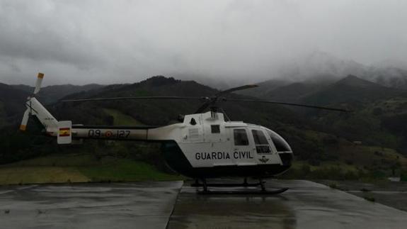 El helicóptero de la Guardia Civil aguarda en el helipuerto de Tama.