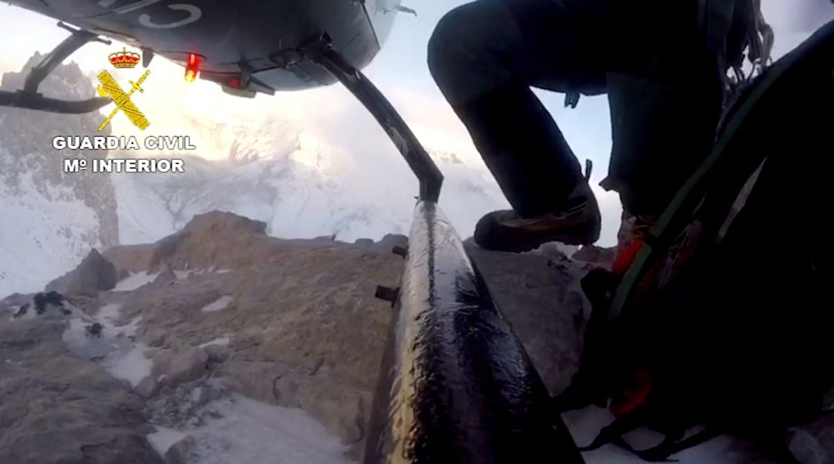 La Unidad Aérea de la Guardia Civil, durante el rescate.