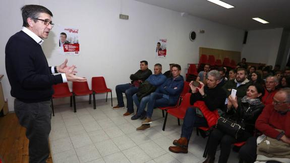 Patxi López, durante el acto de campaña en Villablino. 