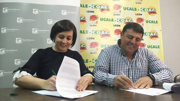Firma del convenio entre Margarita Serna, directora territorial de EspañaDuero, y Apolinar Castellanos, presidente de Ucale-Coag y Acurele.