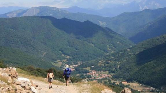 Vista panorámica de Espinama y Pido desde el camino que une Fuente Dé con Pandetrave.