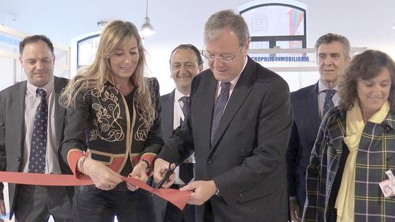 El alcalde de León inaugura junto a la gerente de leonoticias la 'Feria Inmobiliaria y Decoración'. 