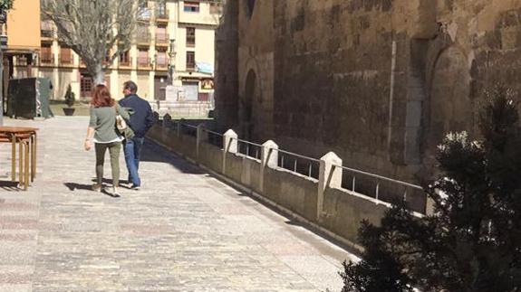 Las nuevas aceras de acceso a la plaza.