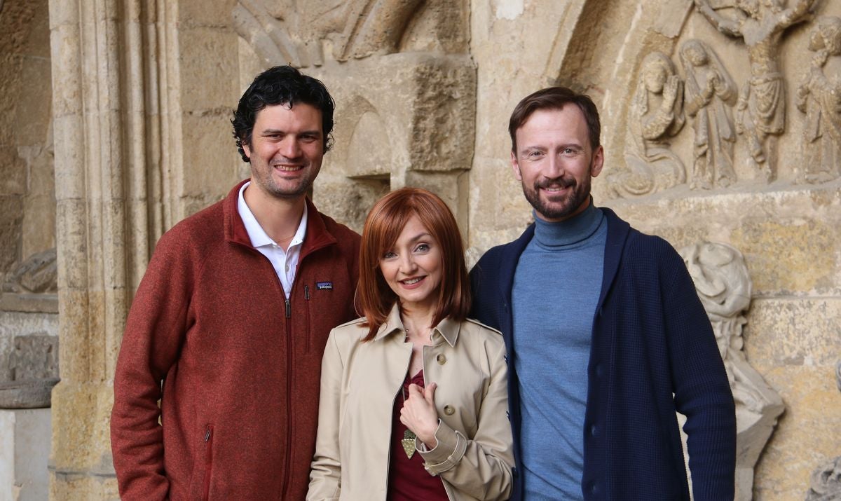 El director y dos de los protagonistas de la película.