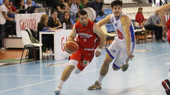 Lance en un partido del Fundación León.