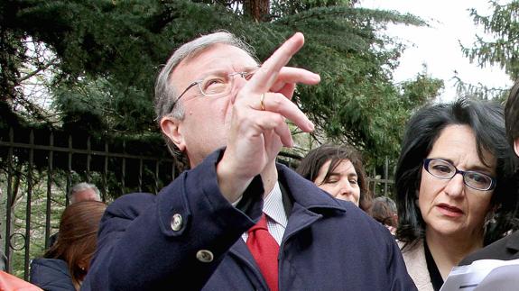 Antonio SIlván, durante su visita a los barrios de la capital.