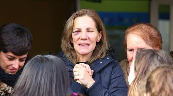 La conserje agredida, en la manifestación de apoyo celebrada en el centro.