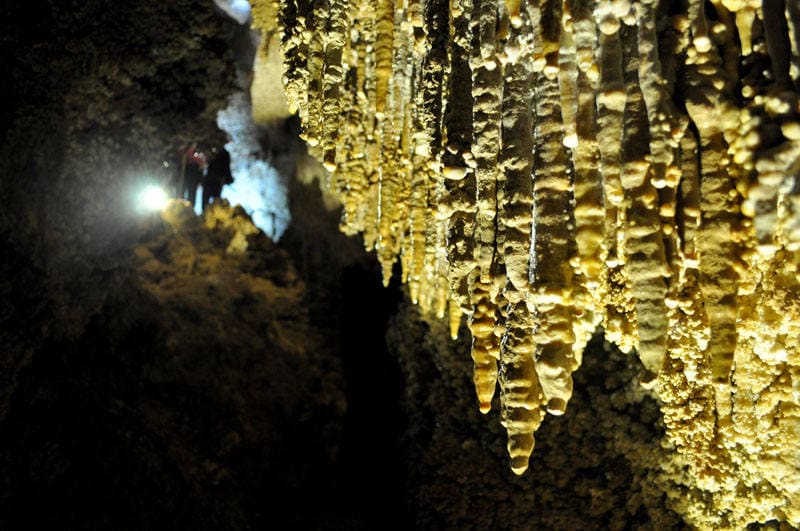 Detallle de una de las formaciones geológicas de la Cueva LLamazares