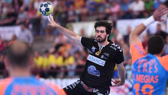 Sebas Simonet circulando la bola durante el partido.