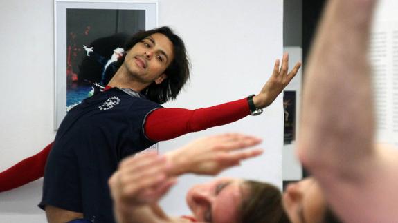 El bailarín Igor Yebra ofrece una master class en el Museo Liceo Egipcio. 