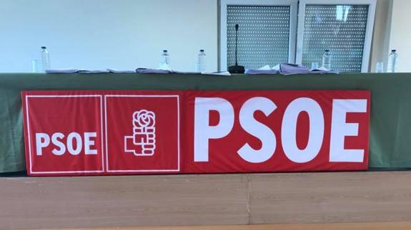 Imagen de la mesa presidencial del 'congresillo' del PSOE a la espera de comparecientes. El inicio del mismo se retrasó durante una hora. 