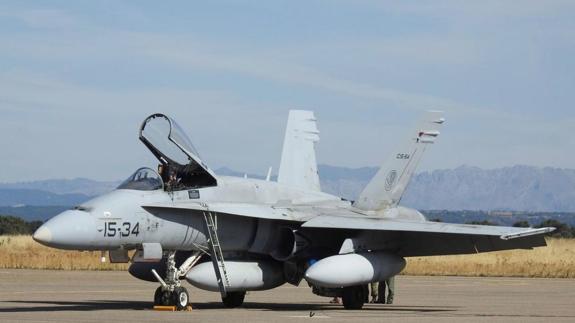 Imagen de un F18 en la base de la Virgen del Camino.