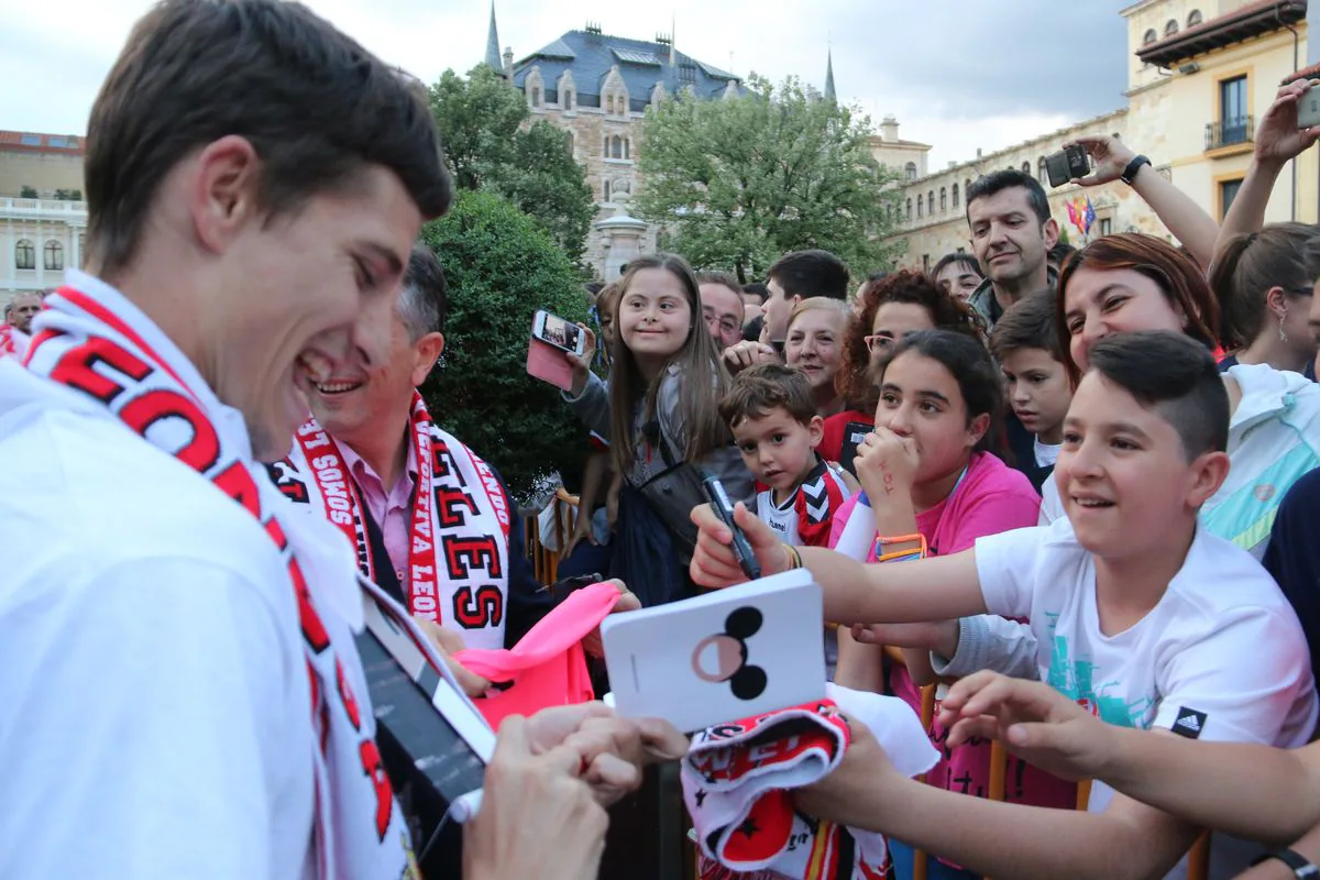 Toni firma un autógrafo a un aficionado.