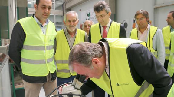 El alcalde de León observa mineral de diamante en el Grupo Hedisa.