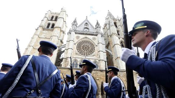 Militares de la Academia Básica del Aire, frente a la Catedral. 