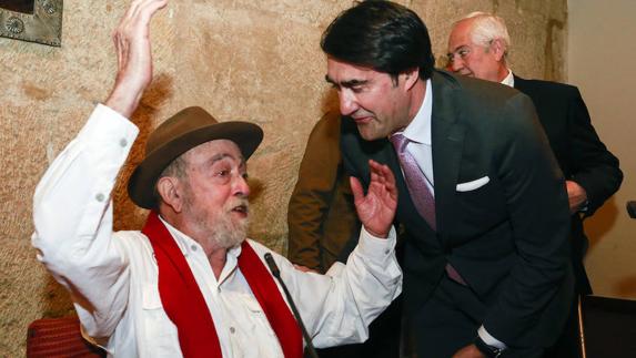 Suárez-Quiñones junto Guy Roques, pregonero de la semana de la Trucha de León. 