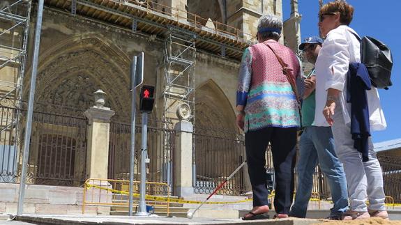 Una mujer prueba, por medio de unas gafas de visión reducida, la experiencia de ser invidente. 