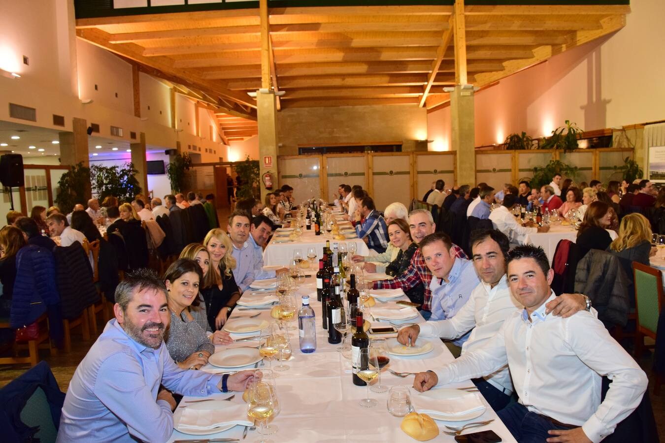 Gran ambiente en la cena que reunió a los jugadores habituales de la liga, patrocinadores y organización.