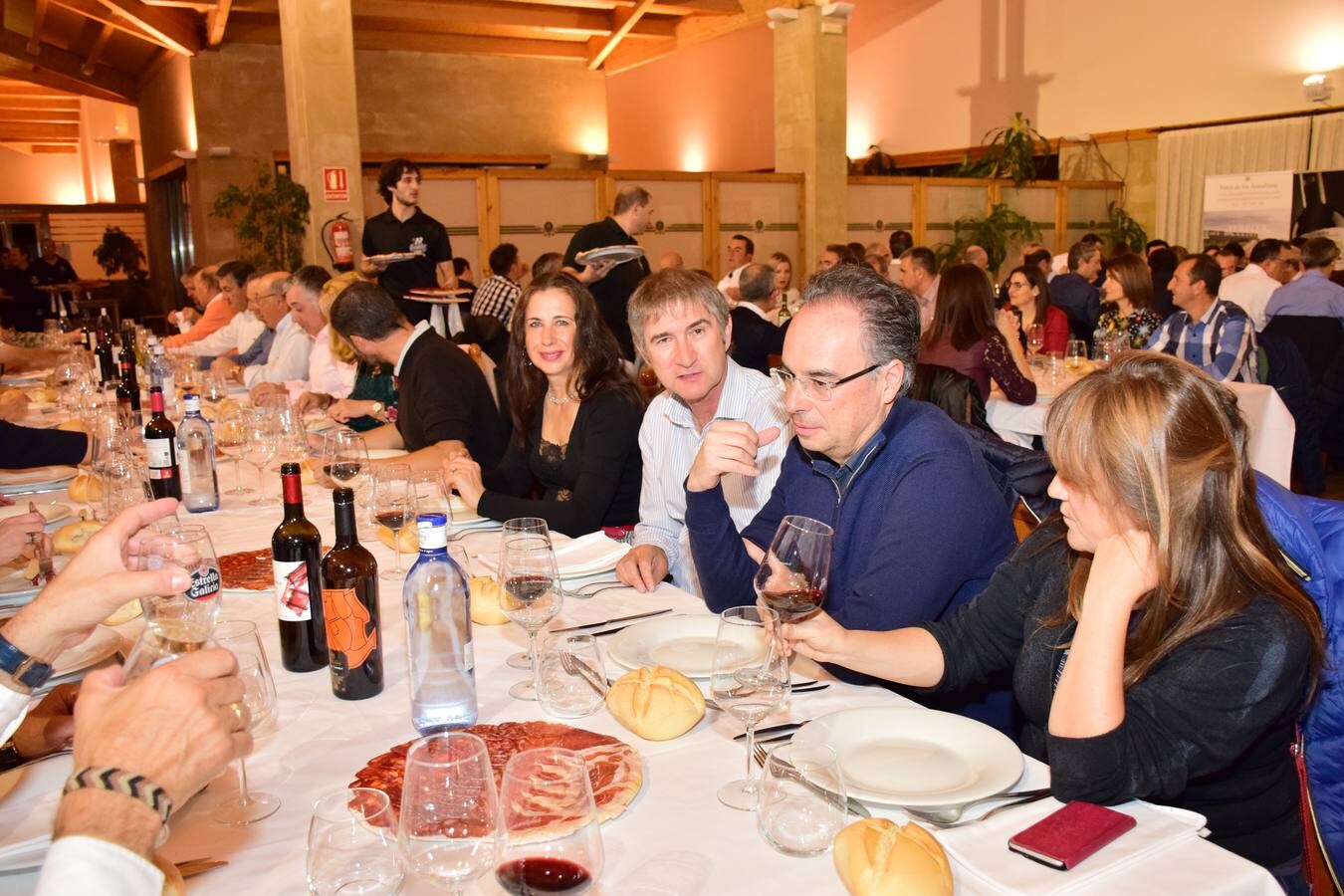 Gran ambiente en la cena que reunió a los jugadores habituales de la liga, patrocinadores y organización.