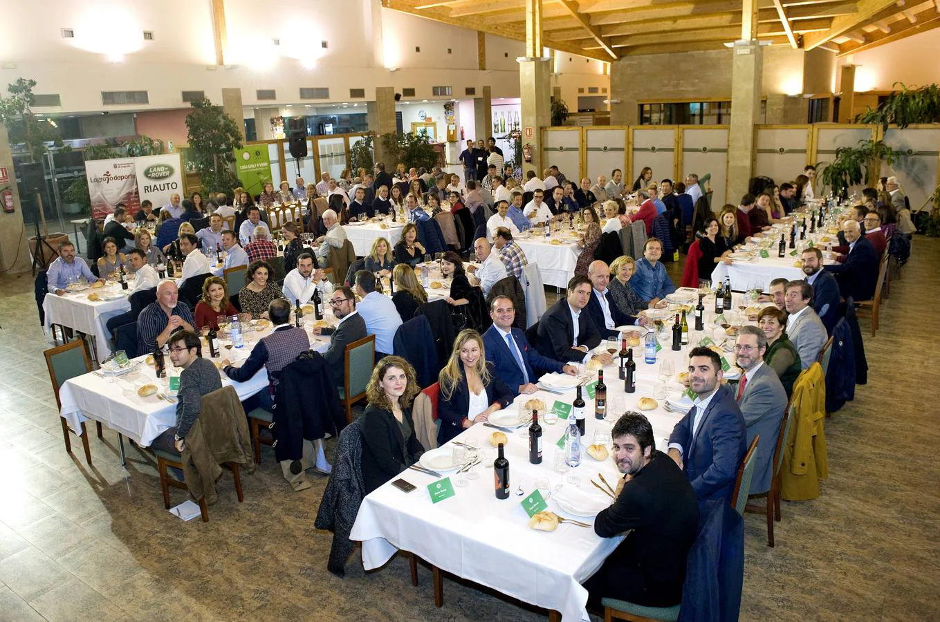 Gran ambiente en la cena que reunió a los jugadores habituales de la liga, patrocinadores y organización.