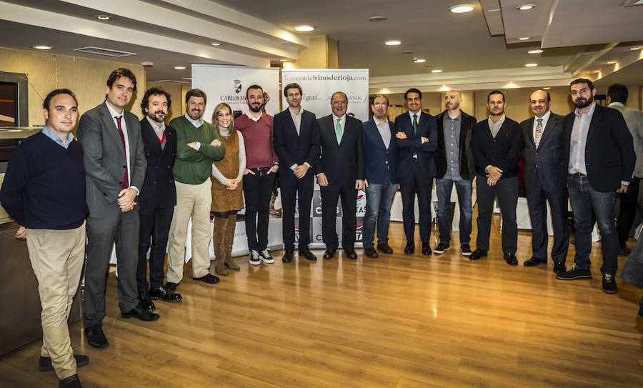 El bodeguero vallisoletano Carlos Moro presentó ayer los vinos de su proyecto en San Vicente de la Sonsierra. La firma, con cuatro referencias en el mercado, anunció en Logroño que sacará dos nuevos productos enseguida.