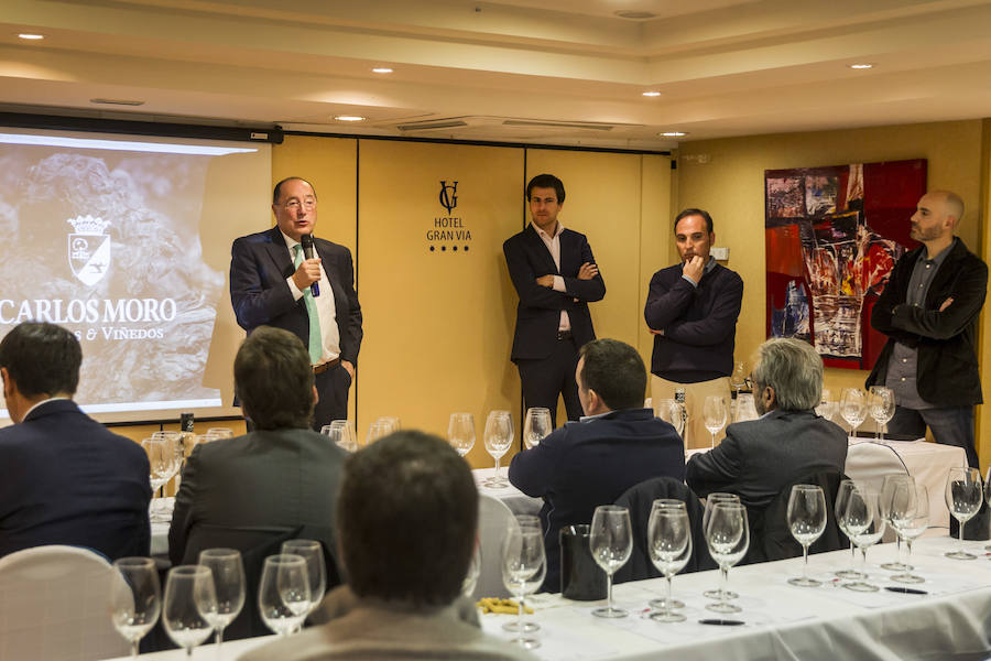 El bodeguero vallisoletano Carlos Moro presentó ayer los vinos de su proyecto en San Vicente de la Sonsierra. La firma, con cuatro referencias en el mercado, anunció en Logroño que sacará dos nuevos productos enseguida.