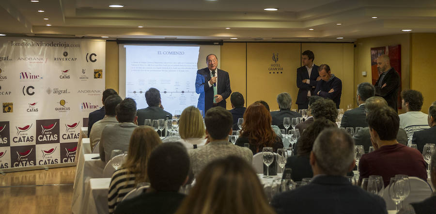 El bodeguero vallisoletano Carlos Moro presentó ayer los vinos de su proyecto en San Vicente de la Sonsierra. La firma, con cuatro referencias en el mercado, anunció en Logroño que sacará dos nuevos productos enseguida.